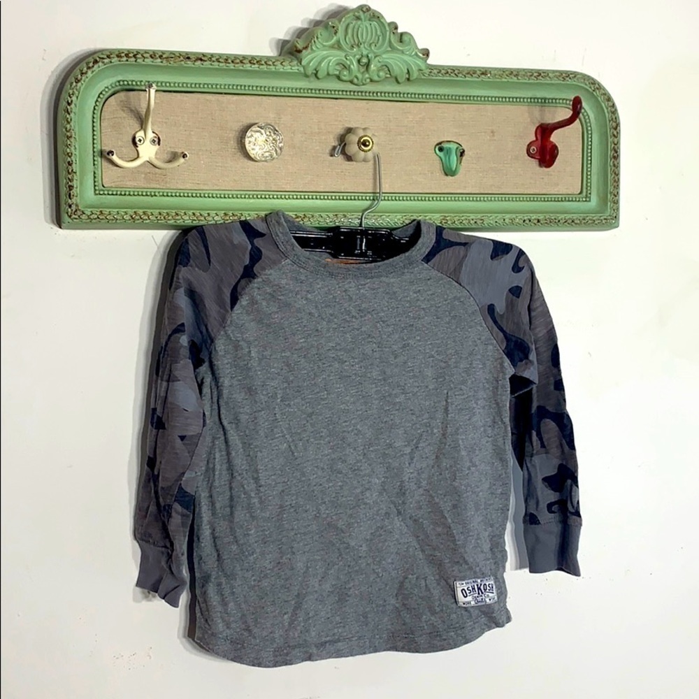 OshKosh B’Gosh camo sleeve gray T-shirt size 5 toddler boy play clothes